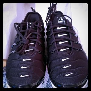 NIKES VAPORMAX PLUS  SIZE 9